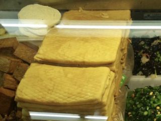 15、清真小吃-炸松肉,豆面咯吱，绿豆面做的，平时炸着吃也是一道老北京小吃。