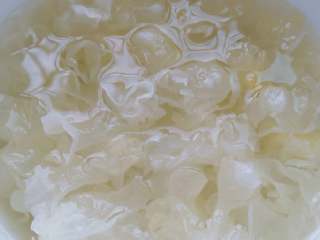 1、≈雪梨银耳汤≈#健康美颜餐#,银耳泡发洗净，撕成小朵