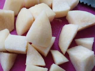2、≈雪梨银耳汤≈#健康美颜餐#,雪梨去皮切小块