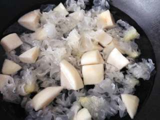 3、≈雪梨银耳汤≈#健康美颜餐#,把银耳，雪梨放入锅中，加入适量的水，大火烧开后转小火