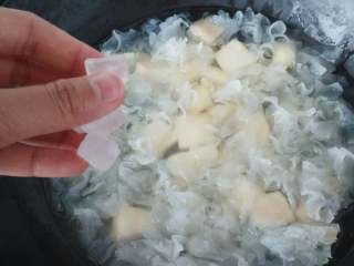 4、≈雪梨银耳汤≈#健康美颜餐#,煮至汤汁浓稠，（大概15分钟）加入冰糖，再煮3分钟即可