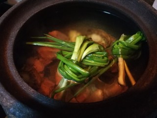 9、秋冬滋补篇:鲍鱼排骨山药汤(含鸡汤粉做法),出过水的鲍鱼,猪肋排,葱姜,黄酒放入荥经砂锅。