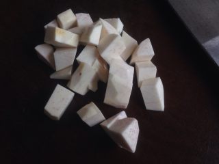 2、芋头蒸排骨,芋头切小块
