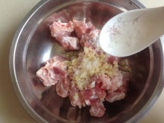 6、芋头蒸排骨,加入糖