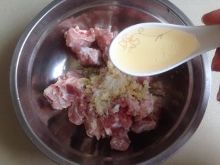 7、芋头蒸排骨,加入油和料酒