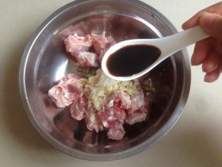 8、芋头蒸排骨,加入酱油