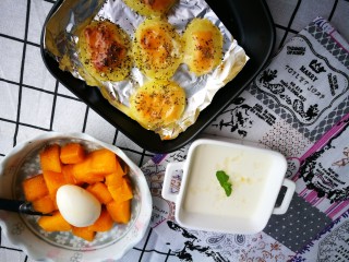 12、塑身美颜夏季酸梅汤&姜汁撞奶,平凡的姜汁与牛奶相撞，瞬间变幻成凝脂，好美味也好神奇，还有去湿去斑瘦身的功效，夏季早上搭配煮鸡蛋和奶酪烤土豆，带来一天满满的精气神和能量。