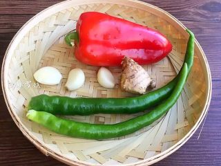 2、爆炒猪肝,准备青椒，红辣椒，大蒜3瓣，姜块