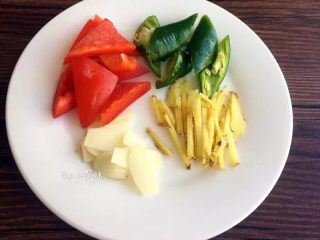 3、爆炒猪肝,青椒、红椒切块，蒜切片，姜切丝。