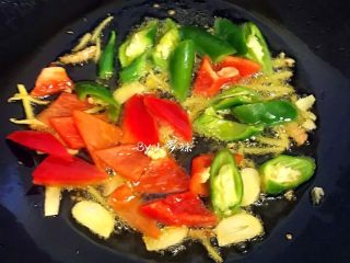 9、爆炒猪肝,火侯采用大火，再下青红辣椒爆炒至熟。