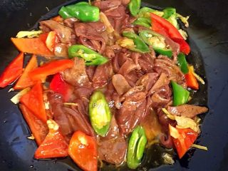 10、爆炒猪肝,接着下猪肝一起翻炒，动作一定要快。