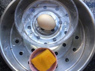 5、南瓜蛋黄泥（6个月+）,放蒸架上蒸8分焖2分蒸熟