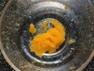 9、南瓜蛋黄泥（6个月+）,放入容器内