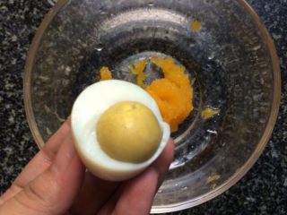 10、南瓜蛋黄泥（6个月+）,鸡蛋拨开蛋白