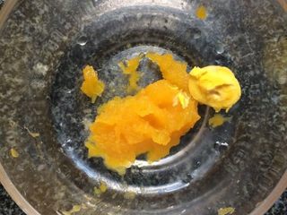 12、南瓜蛋黄泥（6个月+）,放入南瓜一起