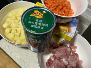 2、家庭便捷咖喱饭,，将土豆，肉切块，胡萝卜切成小丁。椰浆是关键必须要有