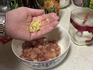 10、家庭便捷咖喱饭,然后将姜汁挤入肉里