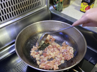 13、家庭便捷咖喱饭,把肉炒至变色