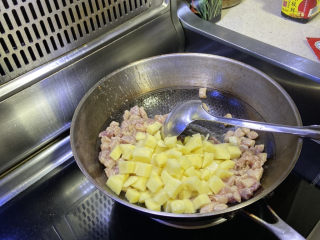 14、家庭便捷咖喱饭,放入土豆继续翻炒