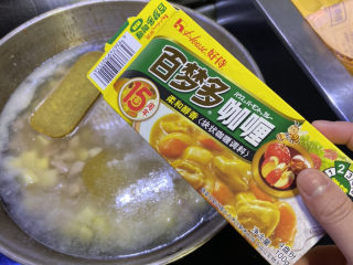 17、家庭便捷咖喱饭,加入咖喱块。