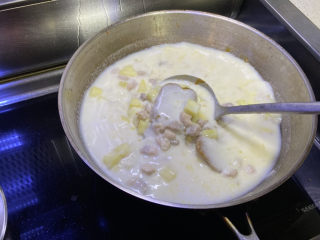 20、家庭便捷咖喱饭,搅拌均匀，同时把咖喱化开，以免粘锅