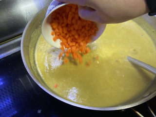 21、家庭便捷咖喱饭,待咖喱汤搅拌充分并且滚热后加入胡萝卜丁