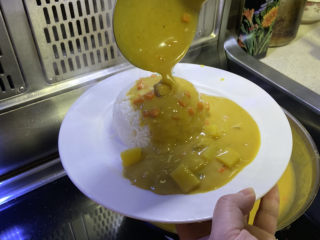 23、家庭便捷咖喱饭,将煮好的米饭呈盘