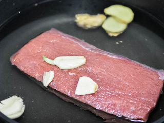 1、暖身牛肉干,整块牛里脊肉,放入冷水中,加生姜,蒜,料酒,煮沸,煮到变色捞出。