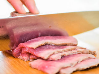 2、暖身牛肉干,晾凉,切成薄片。