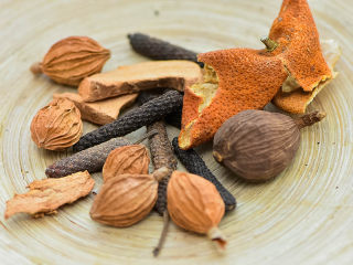 3、暖身牛肉干,荜拨6克,陈皮3克、草果3克、砂仁3克、良姜3克