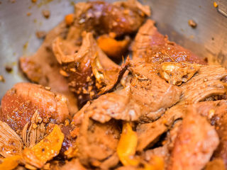 5、暖身牛肉干,加入碾碎的粉末,盐,糖,料酒,生抽,老抽,姜,蒜,一起搅拌匀。腌制2天。