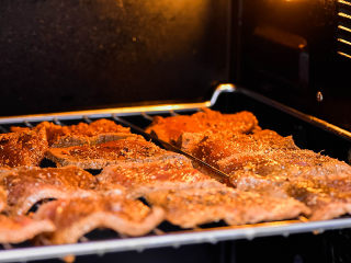 6、暖身牛肉干,腌制好的牛肉,放入烤箱内烘烤。温度150度,时间20分钟。