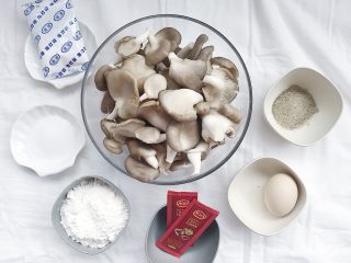 1、油炸蘑菇,食材准备:平菇500克 面粉100克 淀粉50克 泡打粉5克 鸡蛋1个 色拉油500ml 辣椒粉/椒盐粉/孜然粉/盐适量 葱花少许 泰式甜辣酱2包