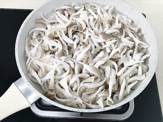 3、油炸蘑菇,放入平菇