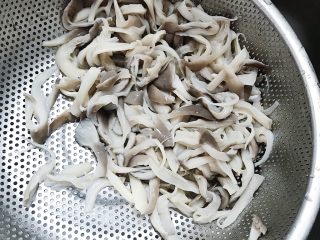 5、油炸蘑菇,捞出沥干水分