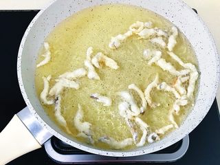 15、油炸蘑菇,下挂好面糊的平菇(怕麻烦的平菇可以不用撕这么小)