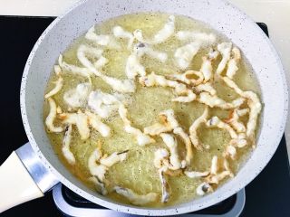 16、油炸蘑菇,面糊炸熟炸透(平菇之前已经焯熟)