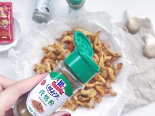 20、油炸蘑菇,撒入适量孜然粉