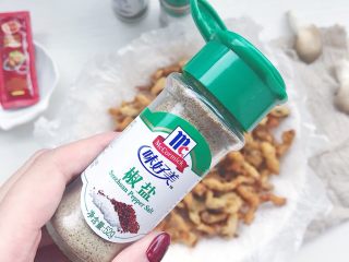 21、油炸蘑菇,撒上适量椒盐