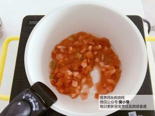 4、宝宝辅食：番茄鸡肝/猪肝汤,锅底刷一层底油，倒入西红柿块，翻炒半分钟，西红柿会慢慢出汁。