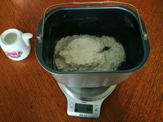 1、红糖全麦欧包,冰水，红糖化开，盐，油，全麦粉，面包粉，干酵母挖坑藏里面哦????和面20分钟后，暂停，取出1/5备用，放碾碎的熟的核桃仁，在和面10分钟。