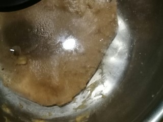 3、红糖全麦欧包,2份面都排气整形，静止20分钟后，4/5的面压扁卷入葡萄干，1/5的面擀开，包裹大面团，封口哦????