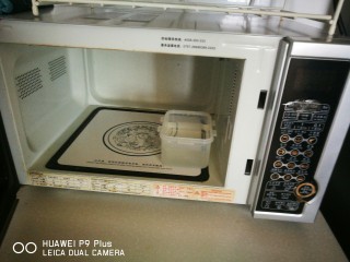 4、红糖全麦欧包,放到油纸上，在微坡炉里放开水，水蒸气发酵，15分钟后，拿出面丕，微波加热1分30秒后，继续发酵，到2倍大。这时烤箱带烤盘一起预热，200度，20分钟。