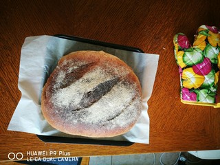 5、红糖全麦欧包,欧包丕子取出，割口，撒全麦粉装饰。（忘了拍照成品替代了）