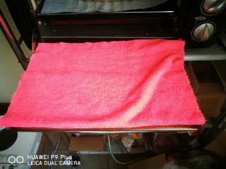 6、红糖全麦欧包,烤箱门上放湿毛巾，烤盘加凉水100克，欧包丕子放烤架上，和烤盘放到一层，烤25分钟，中间看颜色深了，放锡纸哦????