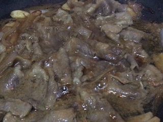 1、一人食也请走心，来碗温泉蛋牛肉饭,②加入肥牛片，用锅铲铺平肉片，继续小火约5分钟