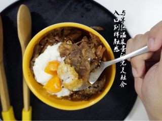 2、一人食也请走心，来碗温泉蛋牛肉饭,一个人，也要对自己的胃负责哟