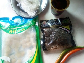 1、#冬日暖心菜#    川香粉丝蒸扇贝,准备食材。