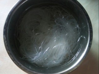 2、#冬日暖心菜#    川香粉丝蒸扇贝,泡发粉丝。