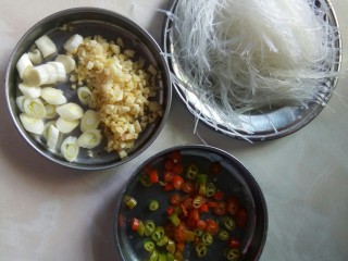 3、#冬日暖心菜#    川香粉丝蒸扇贝,粉丝切段，葱姜蒜切粒，美人椒切粒。